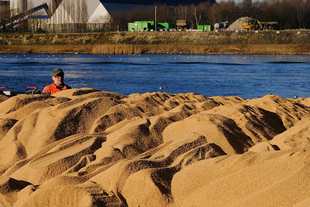 Verladen van gemalen soja voor veevoer. - Foto: Twan Wiermans