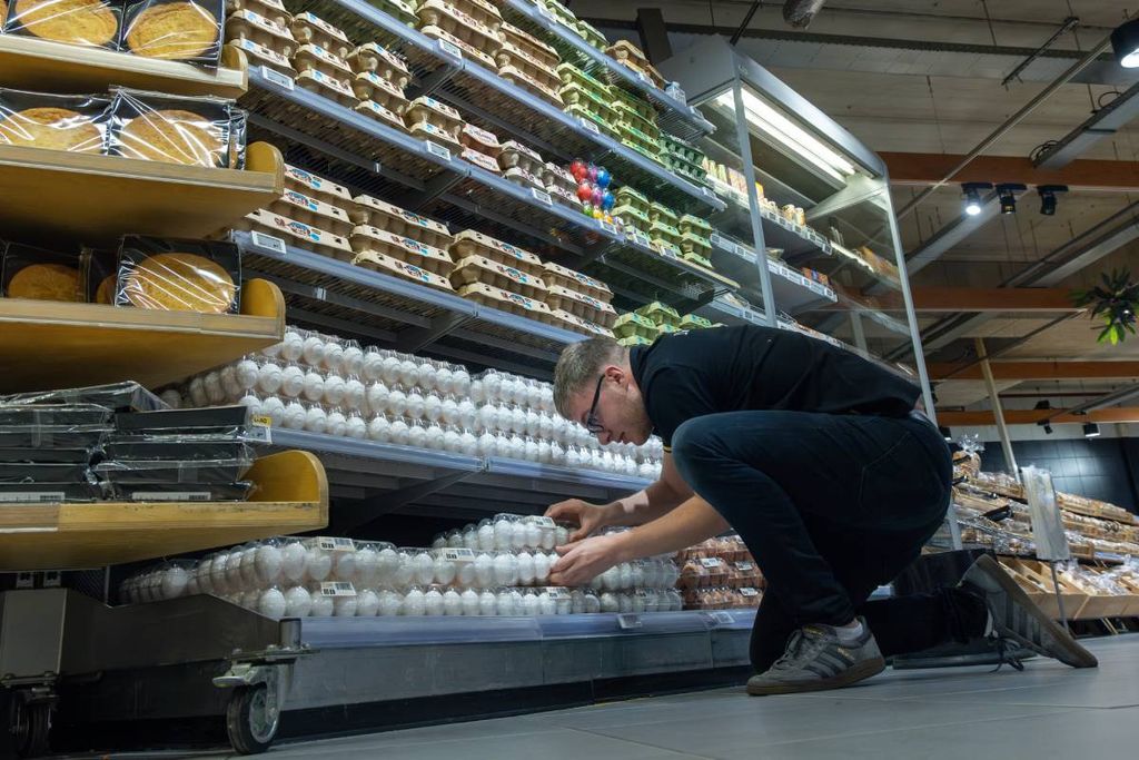 Een vol eierschap in de supermarkt. Hoe ziet dit schap eruit in 2030 als de veestapel is gekrompen? Foto: Koos Groenewold