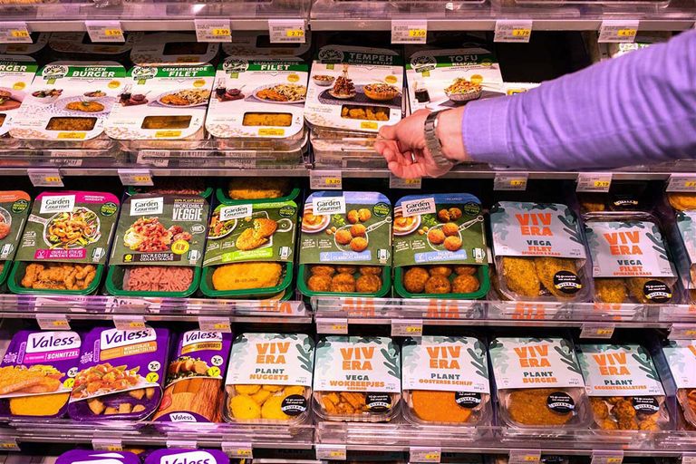 Een schap vol vleesvervangers in de supermarkt. Het aanbod neemt toe en de omzet stijgt. - Foto: Dirk Hol/Novum RegioFoto/ANP