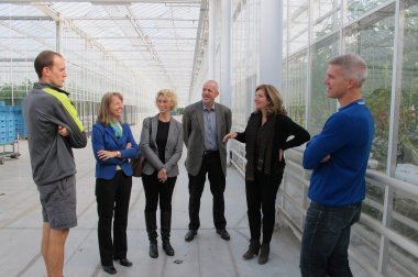 Foto: Vilt.be. Van den Heuvel (tweede rechts) in gesprek met Boerenbondvoorzitter Sonja De Becker (tweede links).