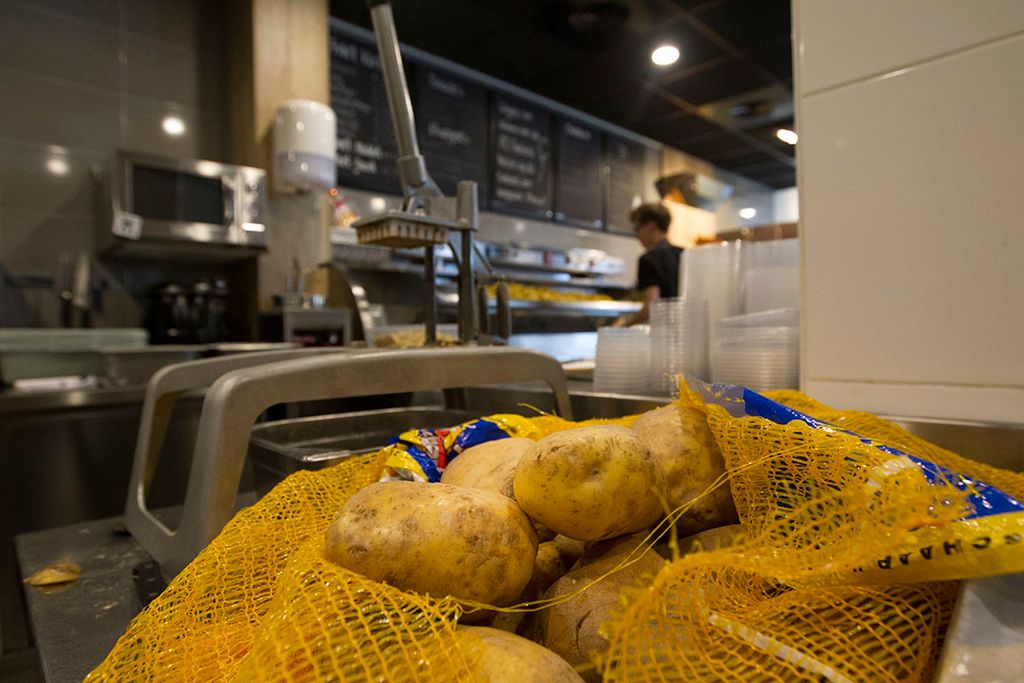 Horeca is gesloten, dus de afzet van aardappelproducten, zoals patat, is volledig ingestort. - Foto: ANP
