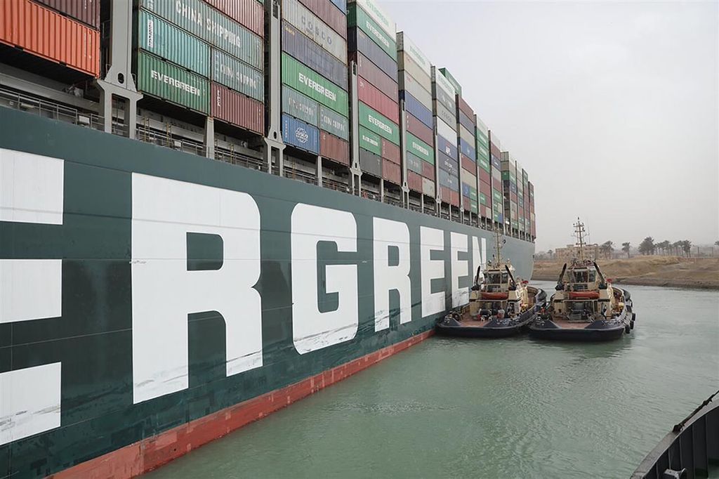 Het in het Suez-kanaal gestrande containerschip Ever Given, een van 's werelds grootste containerschepen. - Foto: Hollandse Hoogte/AP