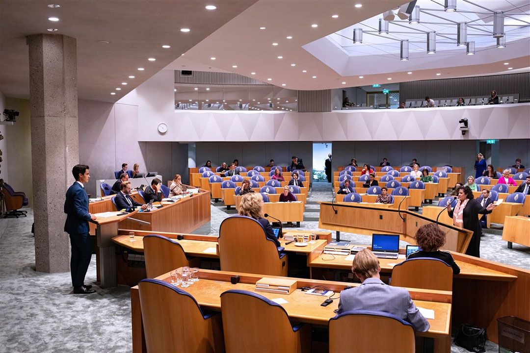 In de Tweede Kamer tijdens de Algemene Politieke Beschouwingen. Caroline van der Plas (BBB) bij de interruptiemicrofoons. Op het spreekgestoelte Rob Jetten (D66). - Foto: ANP