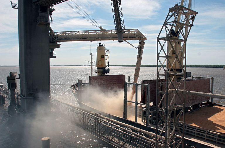 Een schip met soja wordt geladen in de haven van het Argentijnse Genaral Lagos. De belasting op export is fors verhoogd, tot onvrede van Argentijnse boeren. - Foto: ANP