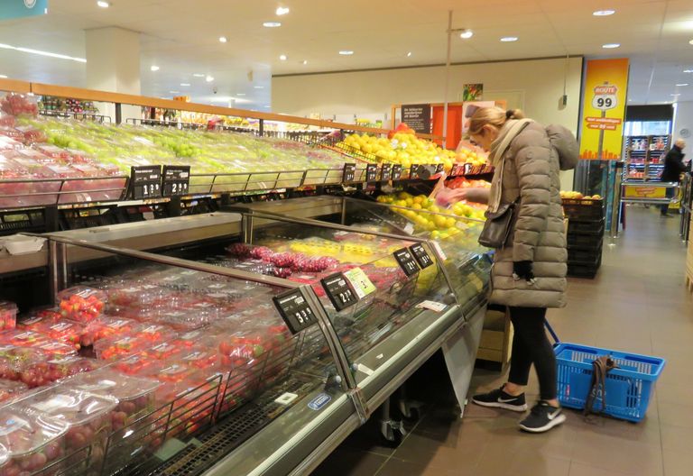Aardbeien en ander zachtfruit smaken de consument ook 'buiten het seizoen' prima. - Foto: Ton van der Scheer