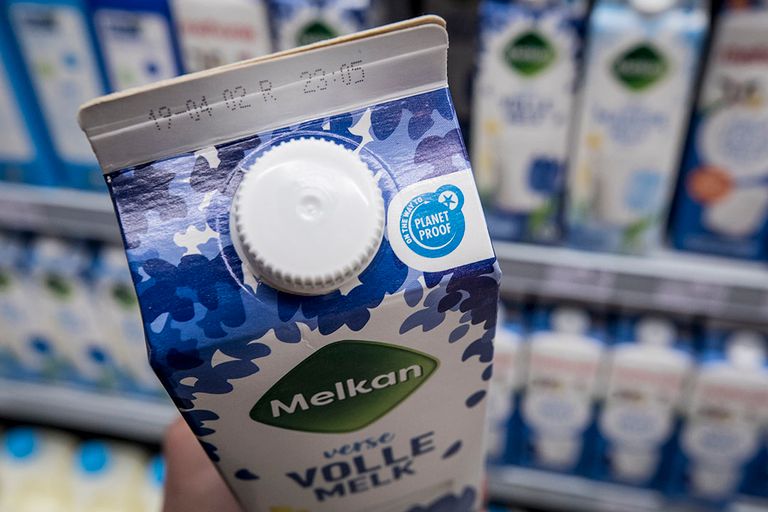 Zuivel met PlanetProof-keurmerk in de supermarkt. - Foto: Koos Groenewold
