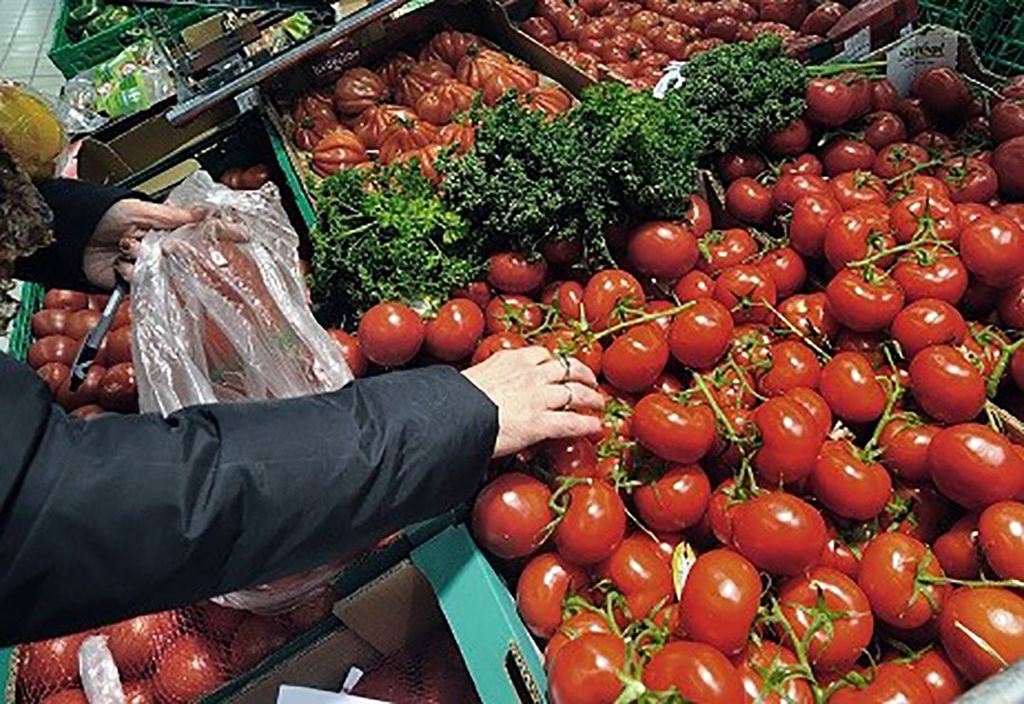 Tomatenprijzen in de winkel dalen mee met de marktprijzen in Frankrijk na afspraken. - Foto: Philippe Huguen / AFP