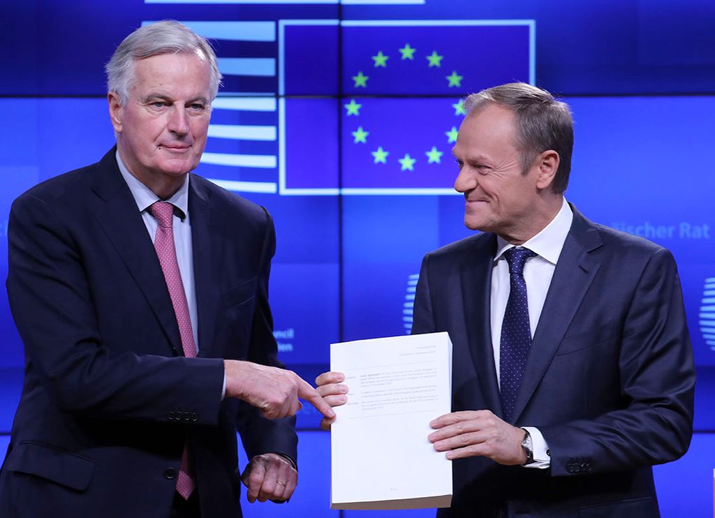 Michel Barnier (VK, links) en Donald Tusk (EU). - Foto: ANP