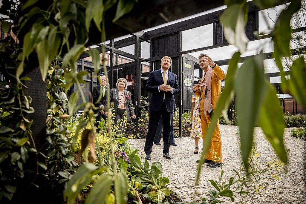 Koning Willem-Alexander krijgt een rondleiding tijdens de opening van de wereldtuinbouwtentoonstelling Floriade Expo 2022.