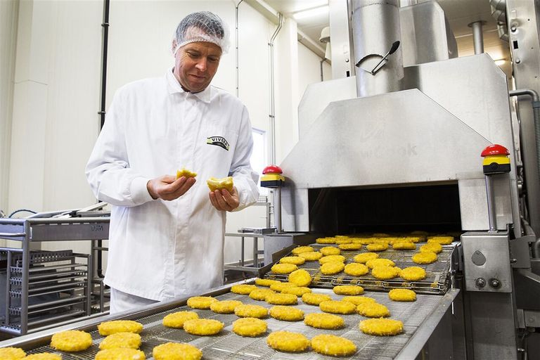 Algemeen directeur Willem van Weede van Vivera bij de productielijn van de vestiging in Holten. - Foto: ANP