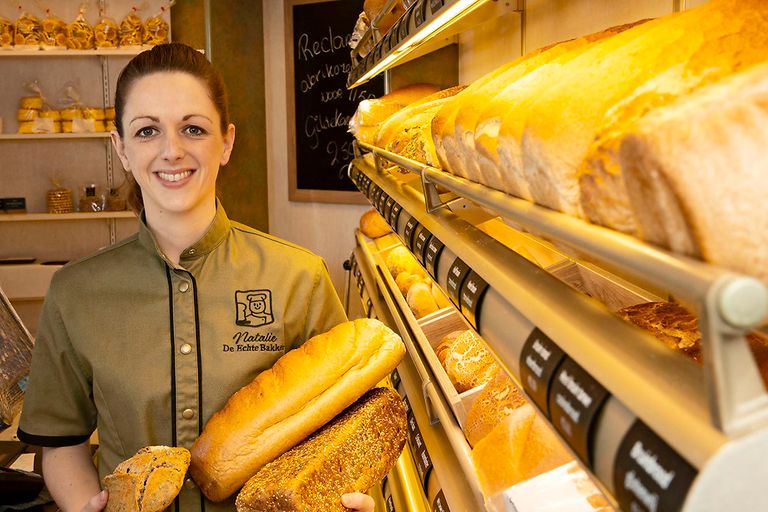 Natalie Penders nam in juli 2021 de bakkerij in Grevenbicht over. “Ik heb eerst drie maanden samengewerkt met de vorige eigenaren. Die hebben me de kneepjes van het vak geleerd.” - Foto: Twan Wiermans