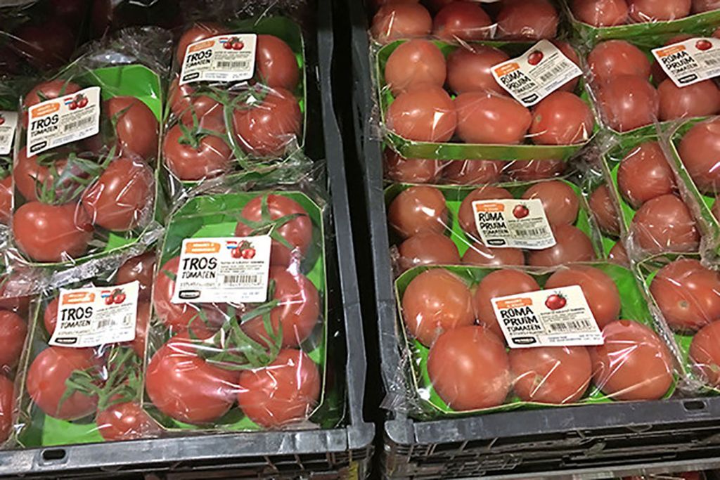 Nederlandse trostomaten naast Spaanse roma tomaten bij Jumbo. - Foto: Ton van der Scheer