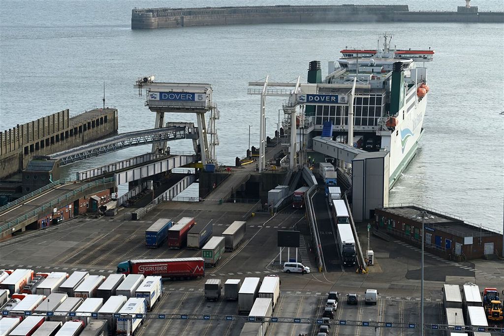 Vrachtwagens verlaten de ferry in Dover, Engeland. - Foto: ANP