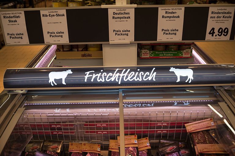 Vlees in een Duitse supermarkt. Vooral importprijzen van rundvles stegen hard in Duitsland. - Foto: ANP