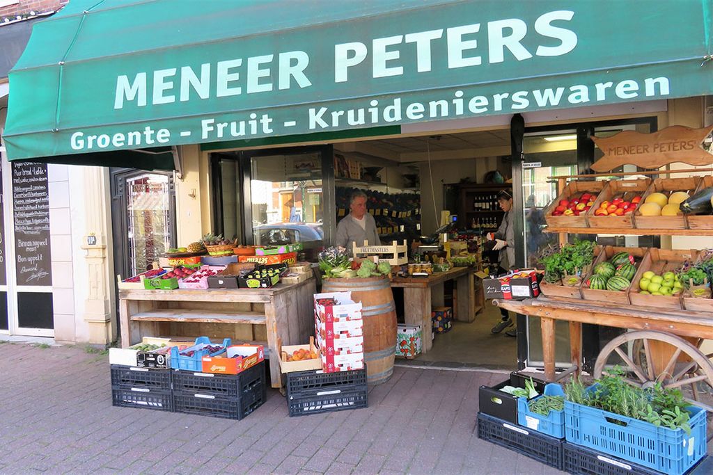 Groentezaak Meneer Peters in Leiden. - Foto: Ton van der Scheer / Misset