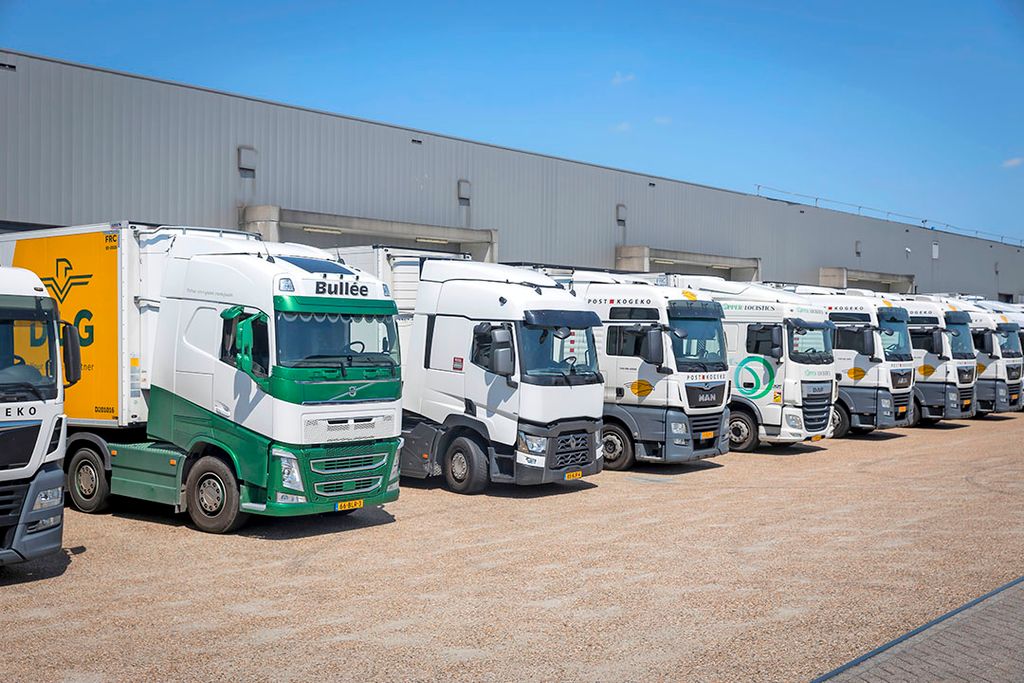 Vrachtwagens worden geladen bij Dailyfresh Logistics, dat veel transport naar het Verenigd Koninkrijk verzorgt. - Foto: Roel Dijkstra
