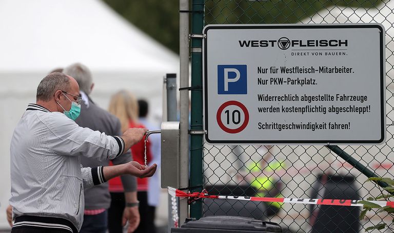 Vorige week moest Westfleisch ook al de slachtbedrijvigheid in de fabriek in Coesfeld in Noordrijn-Westfalen staken wegens een corona-uitbraak. Foto: ANP
