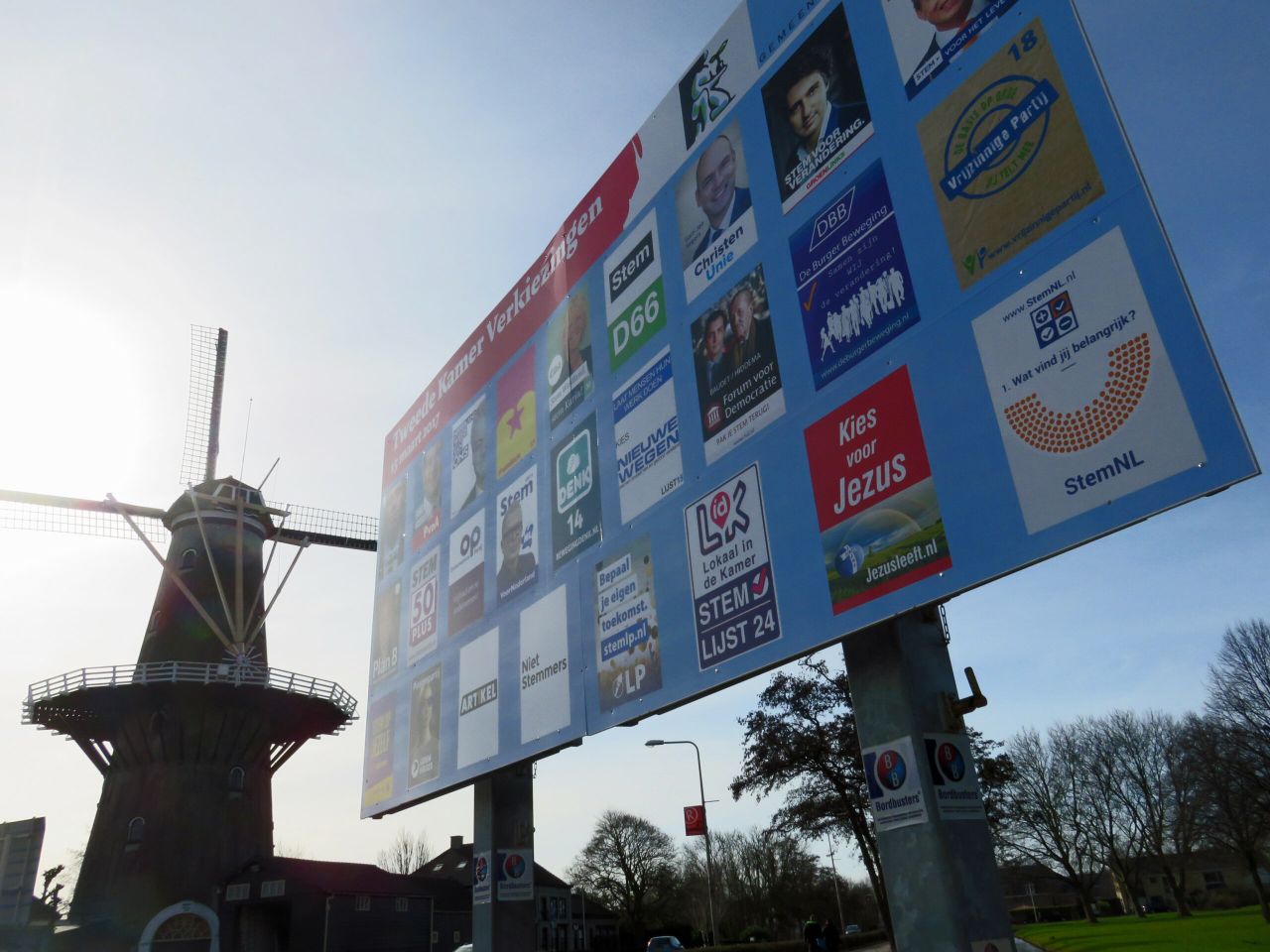 Onder de Wateringse molen in tuinbouwgemeente Westland herstelt het CDA zich en hoiudt de VVD de schade beperkt. - Foto: Ton van der Scheer