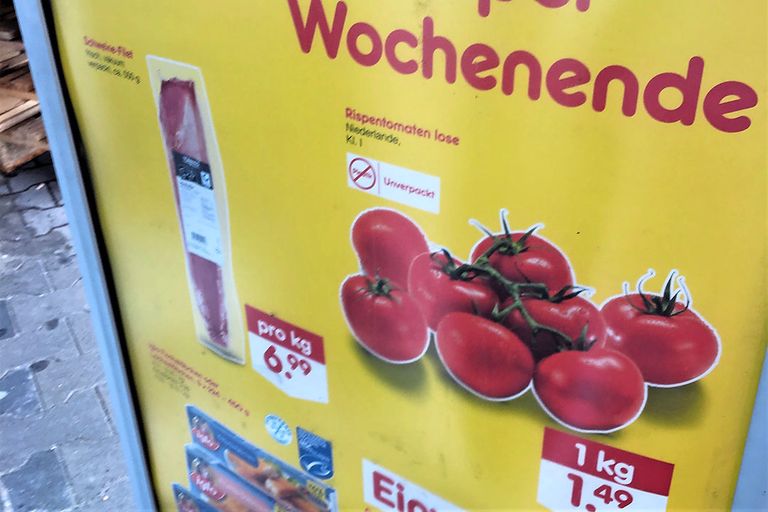 Nederlandse tomaten in aanbieding bij Duitse discounter. - foto: Ton van der Scheer