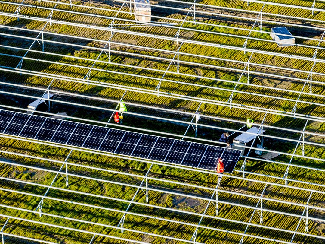 Aanleg van zonnepark. In Tinte komt een park van 10,5 hectare in het glastuinbouwgebied. Foto: ANP/Robin Utrecht