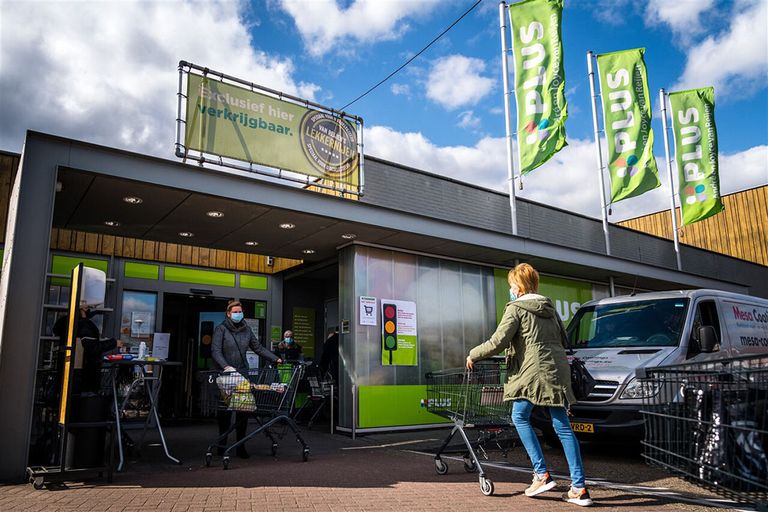 Ingang van een supermarkt van Plus. De supermarkt wil de omzet van biologische producten verdubbelen in drie jaar tijd. - Foto: ANP