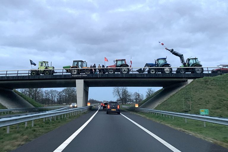 Protesterende boeren op een viaduct boven de N18 in de omgeving van Groenlo (Gld.). - Foto: Martijn ter Horst
