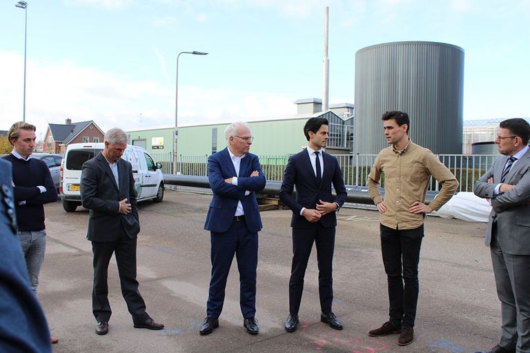 Ministers Jetten (EZK) en Adema (LNV)  laten zich vertellen wat de glastuinbouw allemaal kan. - Foto: Ton van der Scheer