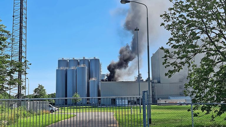 De brand bij DOC Kaas in Hoogeveen duurde uren, voordat die kon worden geblust. - Foto: ANP/Persbureau Meter