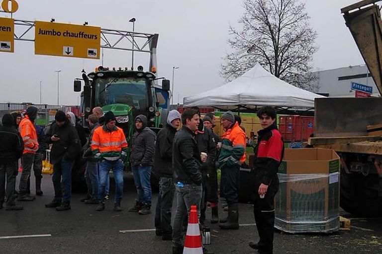 Protesterende boeren bij distributiecentrum Jumbo in Woerden (U.). - Foto: Evalien Smink