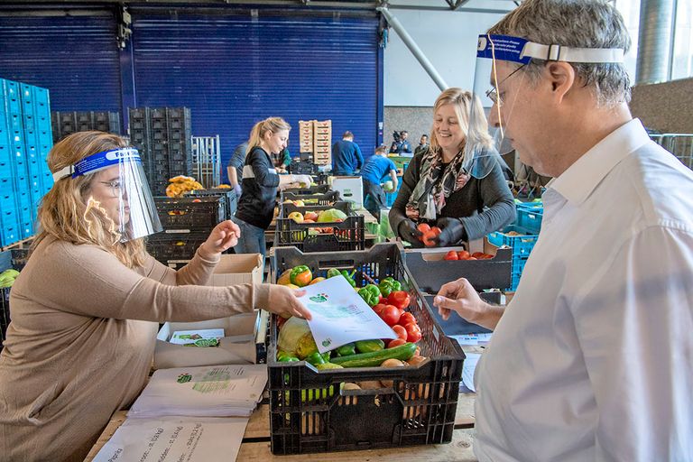 De pakketten zijn 5, 10 of 16 kilo voor resp. €4,95; €9,95 en €14,95. Klanten met een pas kunnen elke twee weken een pakket kopen. De teler krijgt de kostprijs met een plus erop als vergoeding.