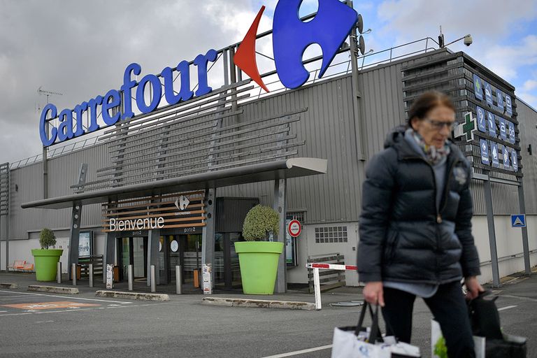 Klant verlaat een Carrefour-supermarkt in Frankrijk. - Foto: AFP