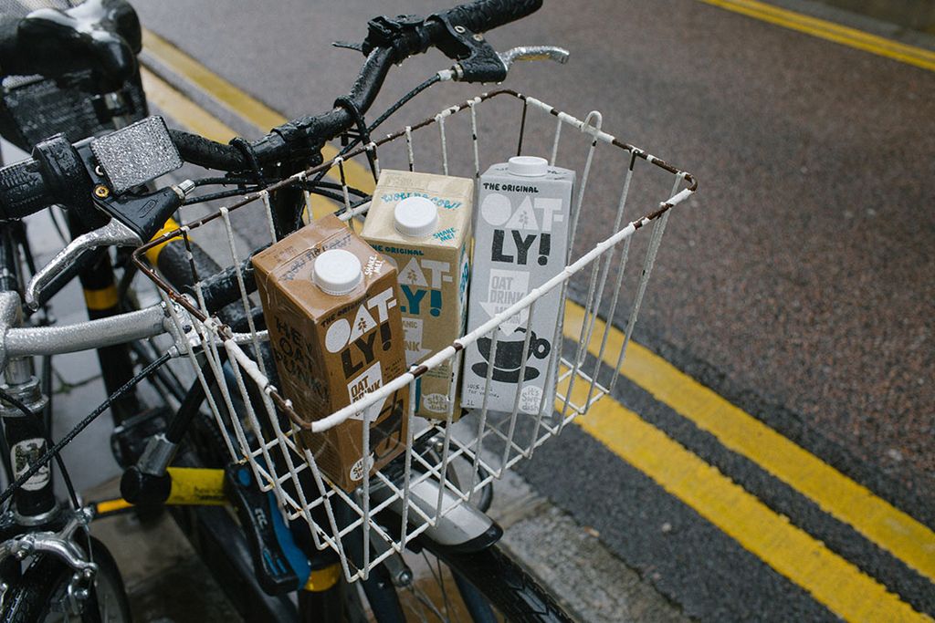 Producten van Oatly in een fietsmand. - Foto: Oatly