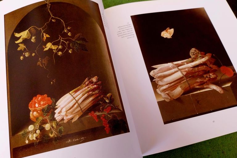 Meer dan 300 jaar oude asperges in het boek dat museum Het Mauritshuis uitgaf in 2008 toen het alle groente- en fruitstillevens van Adriaan Coorte naar Den Haag haalde. – Foto: Ton van der Scheer