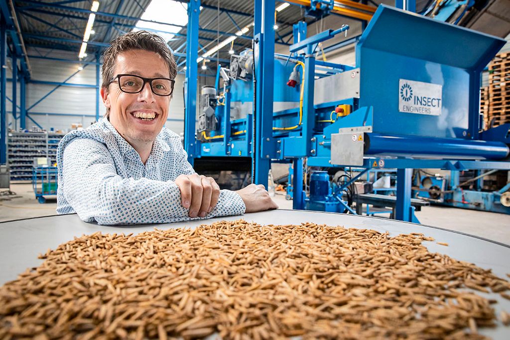 Bob Holtermans met een portie gedroogde larven: "Het is vooral de vakinhoudelijke kennis over insecten die echt opgebouwd moet worden."- Foto: Laurens Eggen