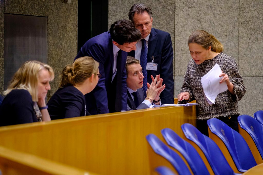 Minister Carola Schouten (LNV) in overleg met de landbouwwoordvoerders in de Tweede Kamer. - Foto: Fred Libochant