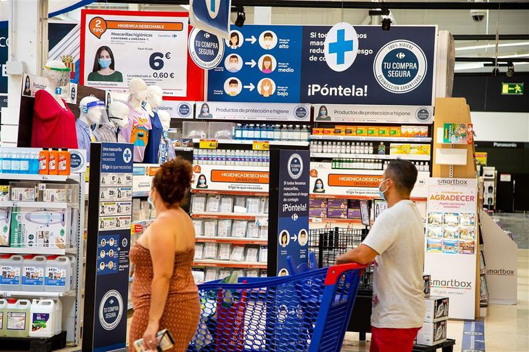 Afdeling met mondkapjes, handgels en andere producten vanwege corona in een Carrefour-vestiging in Spanje. Foto: Bart Hoogveld/ANP