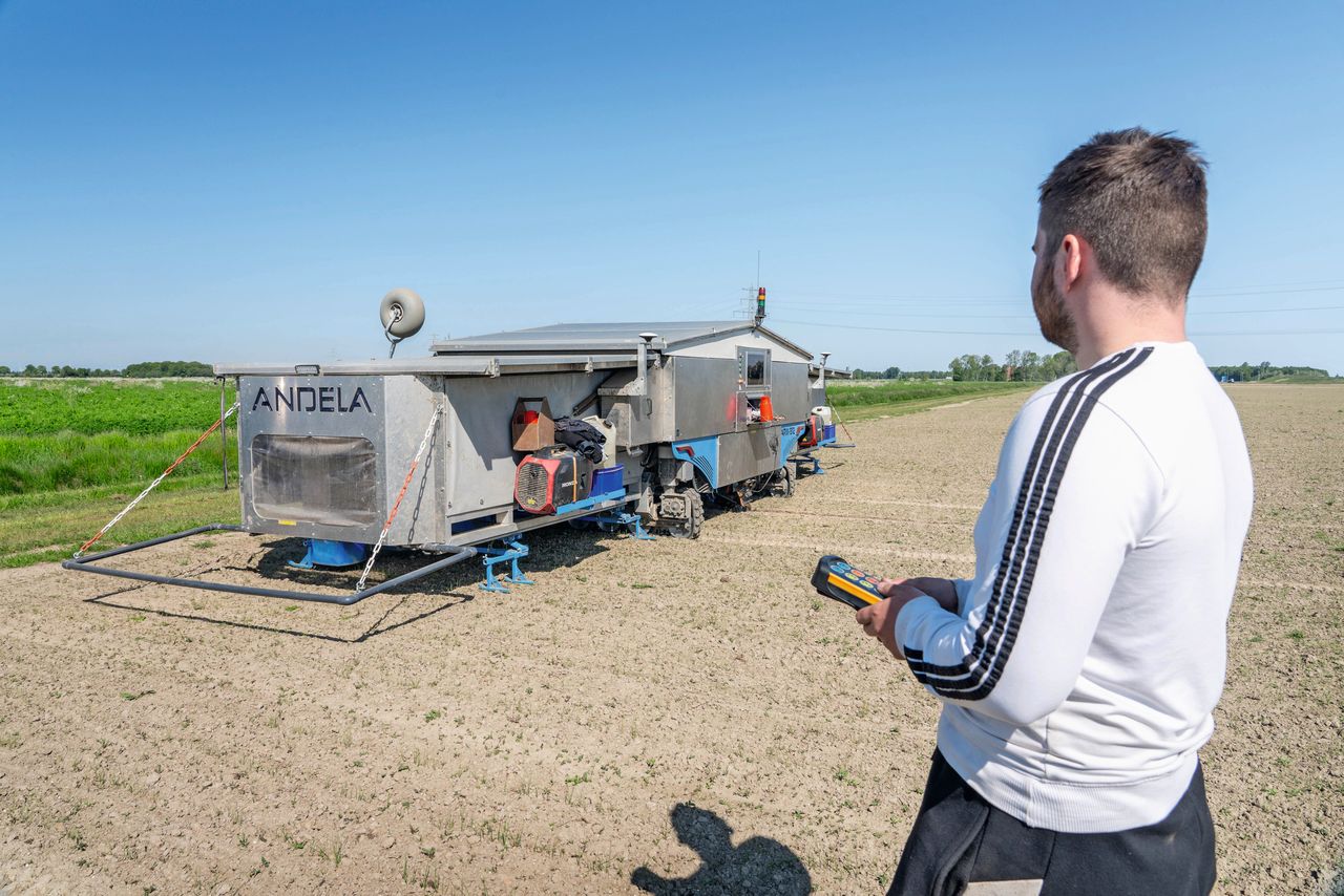 Medewerker Andrey bestuurt de 9 meter brede Robot Weeder ARW-912 bij het draaien op de kopakker. Naast een flinke besparing op arbeidskosten, levert het eerder kunnen bestrijden van onkruiden ook meer gewasgroei op. Foto’s: Jan Willem Schouten