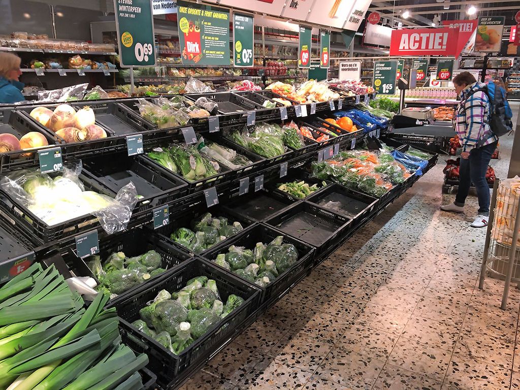 De versschappen van supermarkt Dirk in Leiden waren maandagochtend 16 maart nog niet helemaal aangevuld.   Foto: Ton van der Scheer