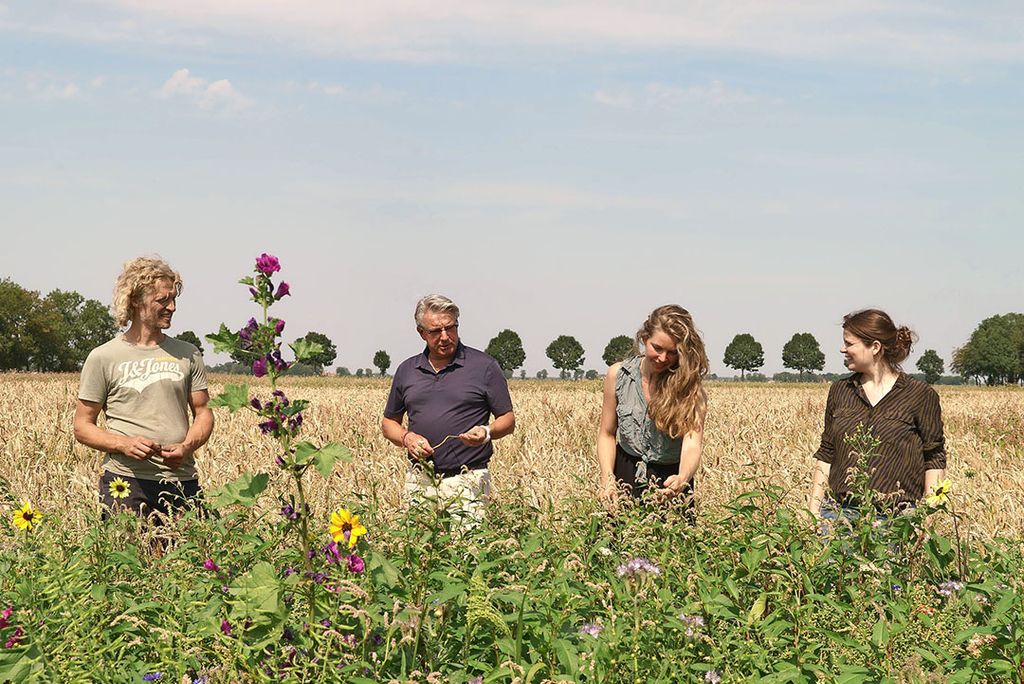 Initiatiefnemers van het Graanschap Arjen Verschure, Johan Pater, Alice den Boer en Eva Jansen. Na jaren voorbereiding is het eerste brood van eigen oogst te koop. - Foto: Studio Letsch & de Clerq