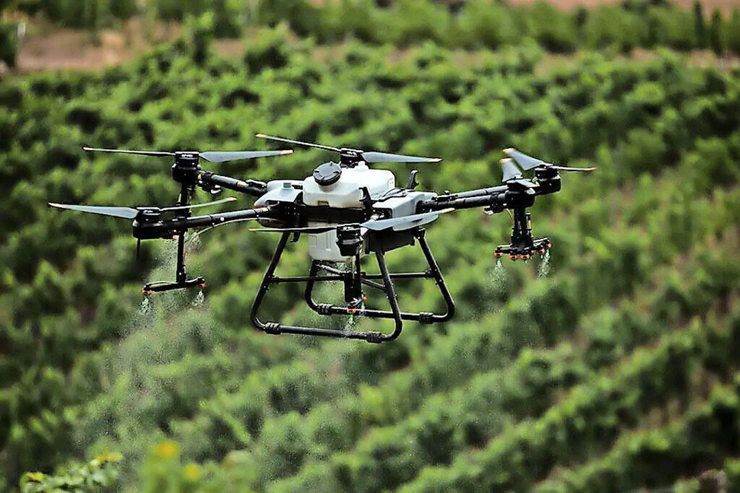 Op het testbedrijf wordt de spuitdrone gebruikt als aanvulling op het spruiten met een tractorspuit.  - Foto's: Heitlinger & Burg Ravensburg.