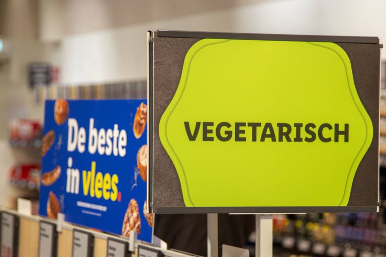 Vlees en vega naast elkaar in een supermarkt. Ook op Plant FWD heeft (hybride) vlees een plek gekregen. Foto: Bert Verhoeff/ANP