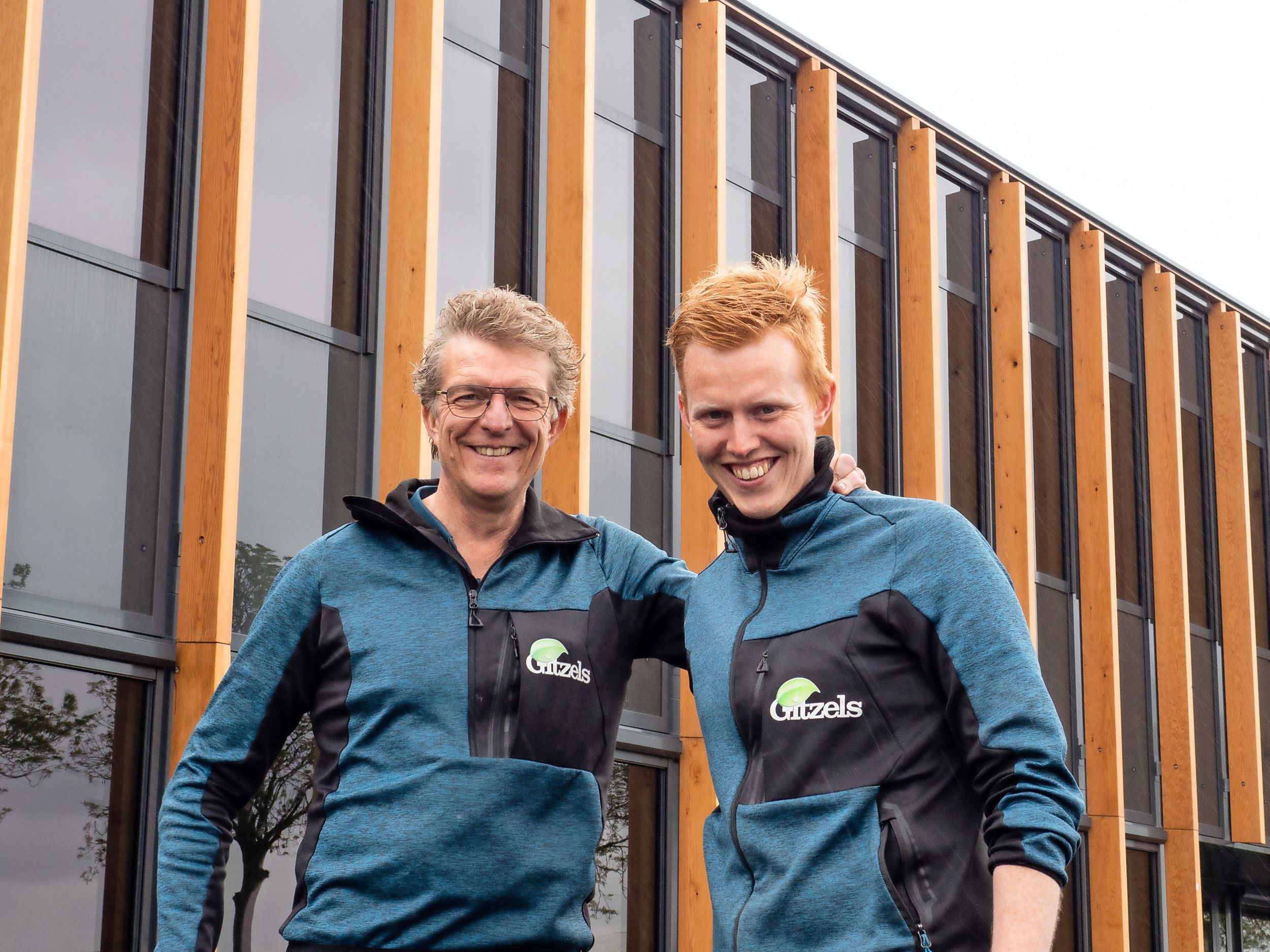 Mike Gitzels (met zijn vader William):  “We hebben weer meer vet op de botten nu, retailers durven ook vaker betere prijzen af te geven voor jaarcontracten. Dus het is tijd om te investeren.” – Foto: Marga van der Meer