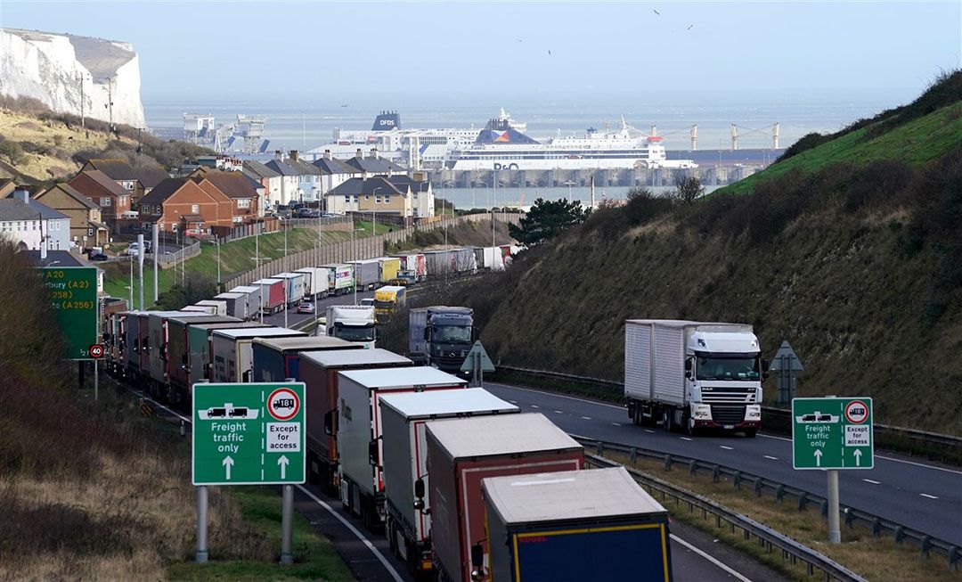 Files voor de haven in Dover.  Eerder deze maand leidde een storing bij het IT-systeem voor uitgaande goederen tot dagenlang oponthoud voor vrachtverkeer vanuit het VK naar de EU. - Foto: ANP