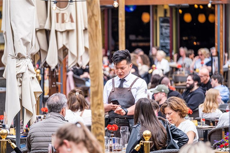 Gasten op het terras van een restaurant in Eindhoven. Hoewel de horeca de omzet ziet stijgen, zijn ondernemers negatief gestemd. - Foto: ANP