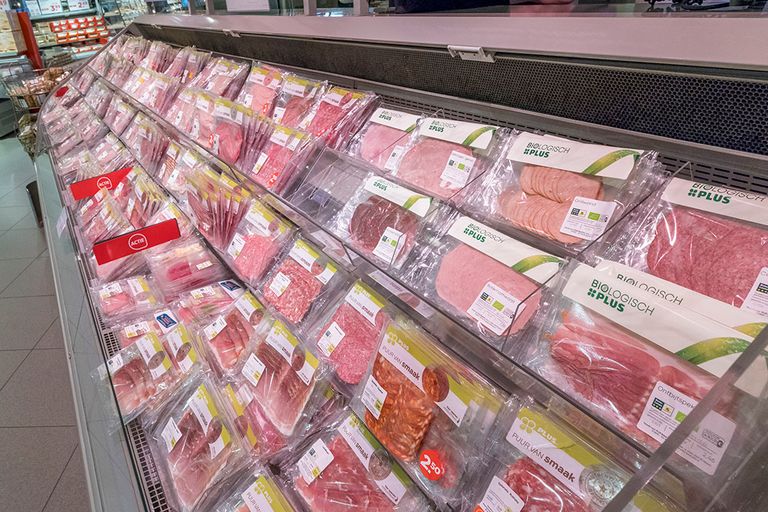 Biologisch vleesaanbod in de supermarkt. - Foto: Koos Groenewold