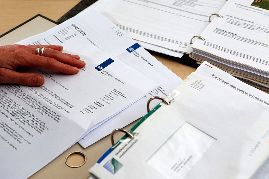 Mappen aan administratie, grotendeels beheerd door deze vrouwen. Foto: Henk Riswick