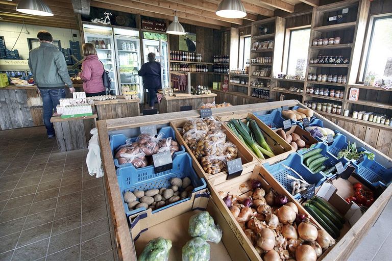 Een boerderijwinkel. Ook in Vlaanderen is steeds meer aandacht voor lokale afzet van landbouwproducten. - Foto: ANP