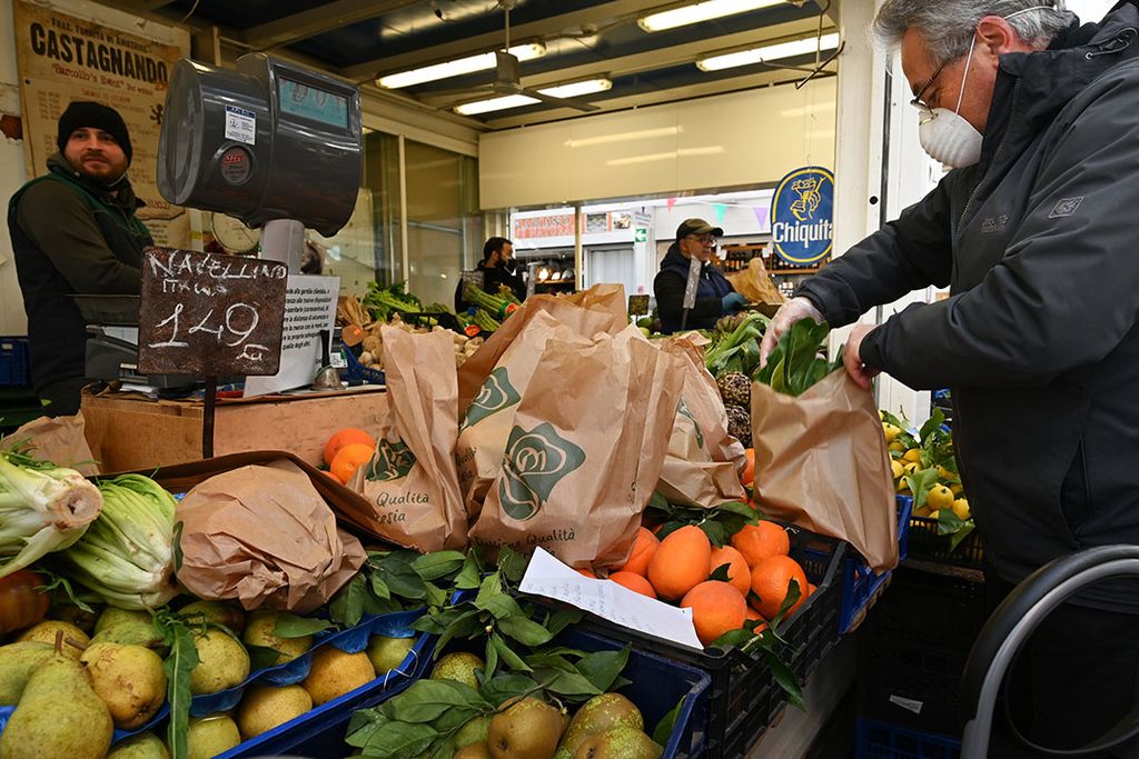 Groente- en fruitkraam op markt in Rome. De vraag naar groente en fruit neemt eerder toe dan af in Italië vanwege het coronavirus. - Foto: ANP