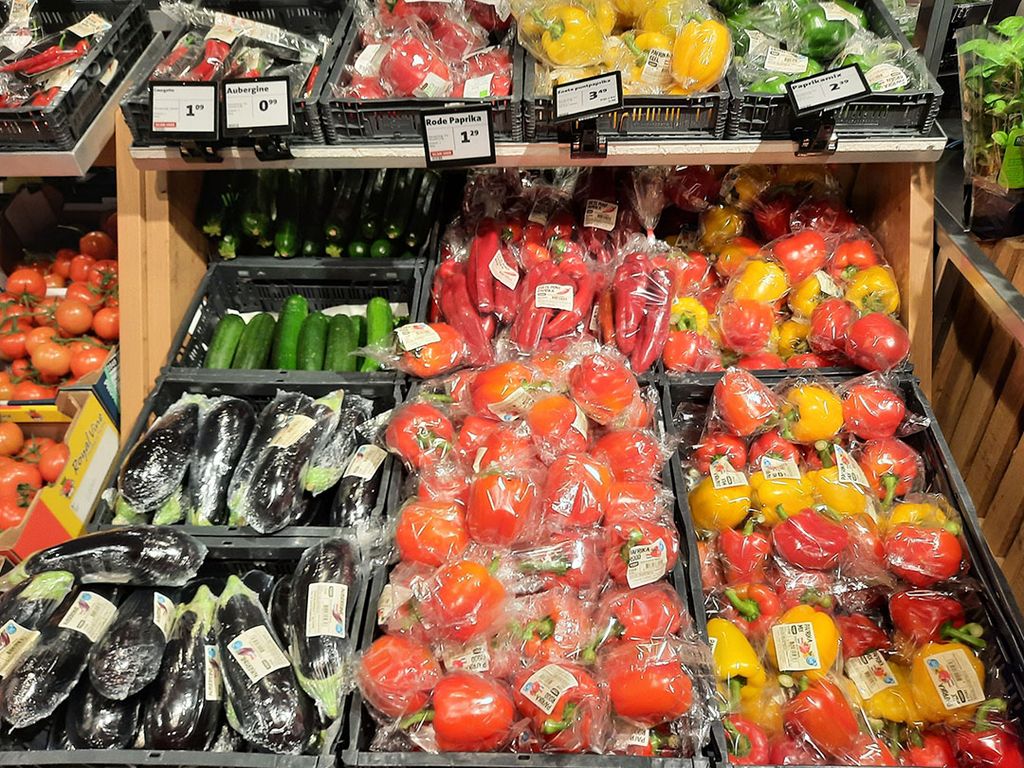 Supermarkten houden paprika nog uit de actiekalender. - Foto: Harry Stijger