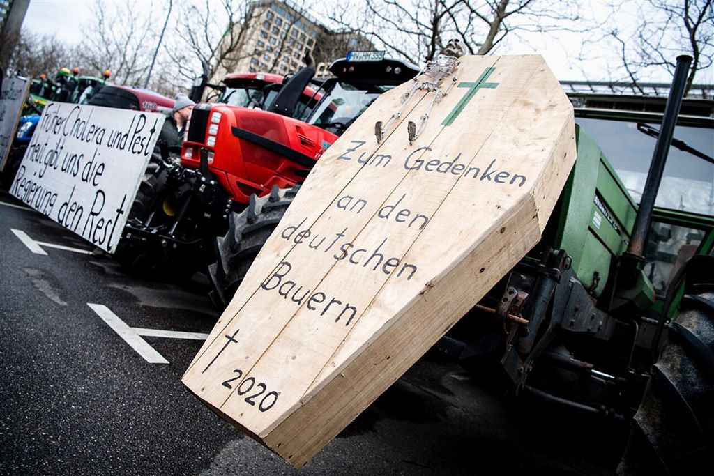 Met demonstraties en blokkades van distrubitiecentra van supermarktketens eisen Duitse boeren een hogere prijs voor hun producten. - Foto: ANP